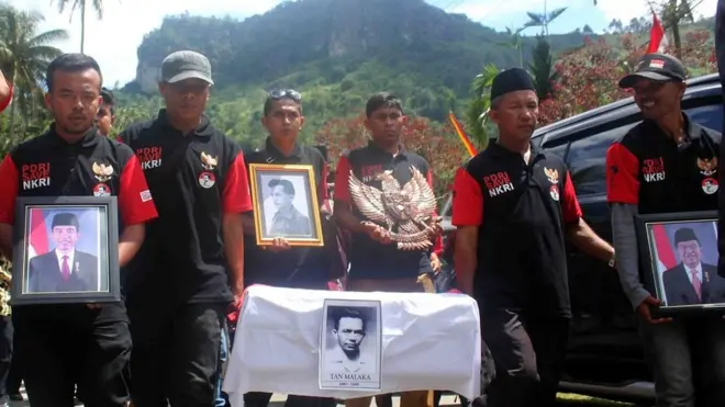 Bongkahan tanah dari makam Tan Malaka diarak menuju rumah Tan Malaka di Nagari Pandam Gadang, Kecamatan Gunuang Omeh, Kabupaten Limapuluh Kota, Sumatra Barat