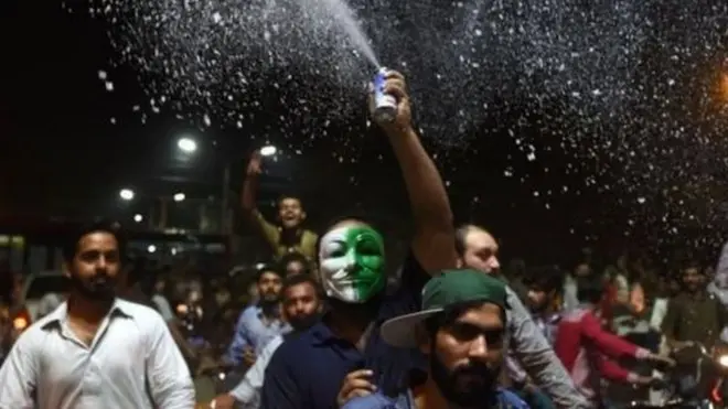 එංගලන්තයේ පැවැත්වුණු චැම්පියන්ස් කුසලාන ක්‍රිකට් ශූරතාවලියේ අවසන් මහා තරගයෙන් ඉන්දියාව පරදා පකිස්තානය කුසලානය හිමි කර ගත්තේය