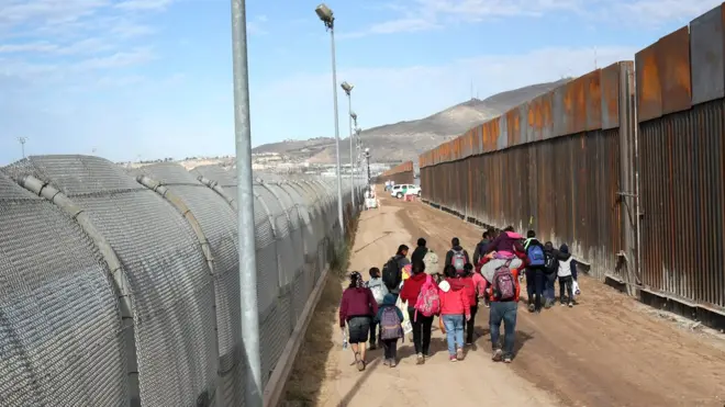 Migrantes de Centroamérica cruzan el Río Grande desde México hacia El paso, Texas