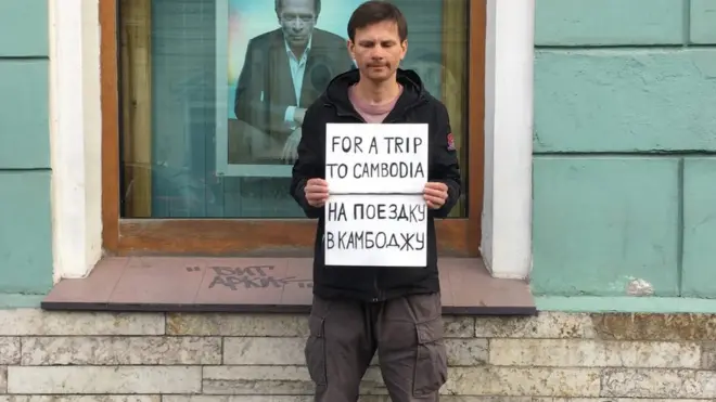 Seorang pria mencari uang untuk membiayai perjalanan dengan cara mengemis di jalanan St Petersburg, Rusia.