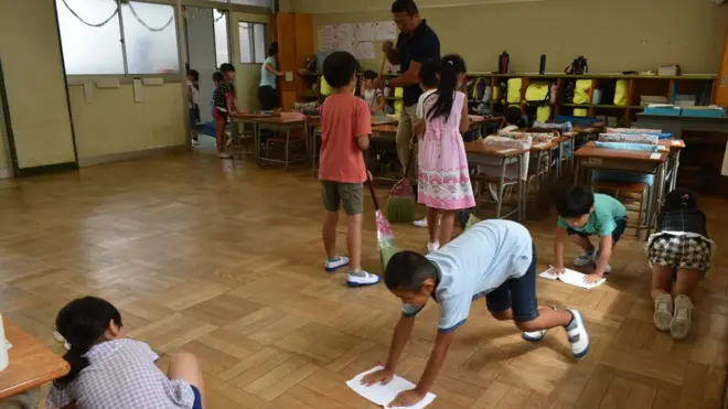 Criançasnúmeros que puxam outros na roletaescola no Japão