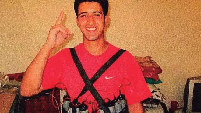 Youssef Aallaa posa para la fotografía con un chaleco de explosivos.