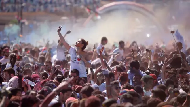 Geçen hafta Şam'da 'I love Damascus' (Şam'ı seviyorum) adlı etkinlikte yüzlerce genç bir maratonun ardından konser eşliğinde dans etmişti.