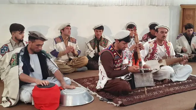 د نورستان د لرغوني فرهنګ یوه برخه؛ محلي سندرې اوځانګړې نڅا. کابل کې د نورستان د محلي موسیقۍ د ودې په موخه یو ۱۳ کسیز ګروپ فعالیت کوي، سندرې وایي او ناڅي.