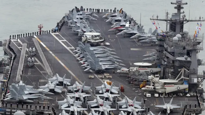 На фото: авианосец ВМС США Джон К. Стеннис во время совместных военных учений с Южной Кореей