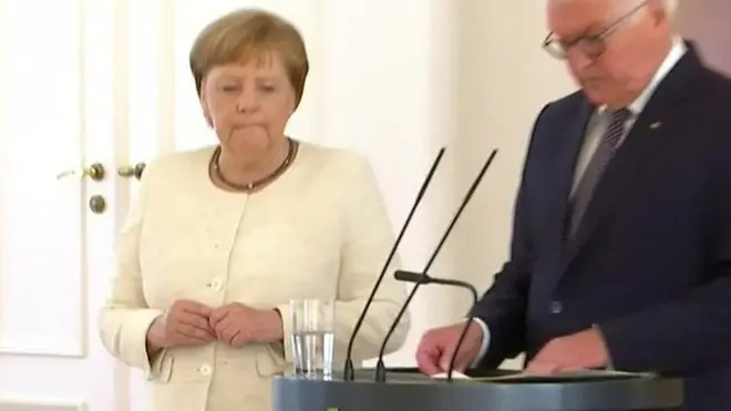 На відео видно, як трясуться руки і ноги пані Меркель