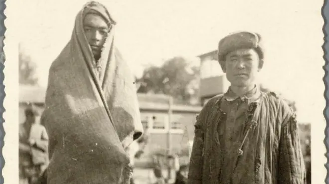 101 нафар ўзбекнинг икки нафари. Исмлари номаълум. Аммо бу - асирлардан қолган ягона фотосурат.