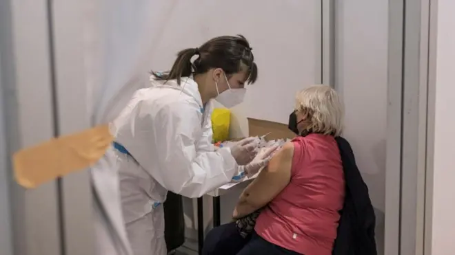 sinopharm aşısı yapılırken