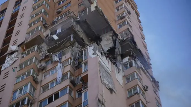 Дом, поврежденный ракетным ударом