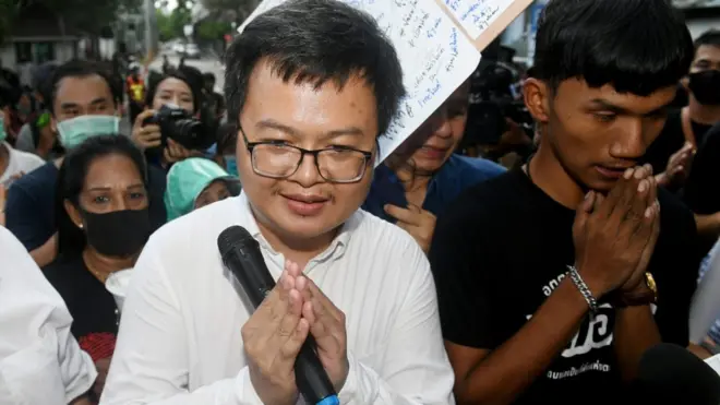 นายอานนท์ นำภา และนายภานุพงศ์ จาดนอก ยกมือไหว้