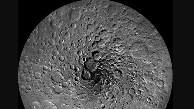 ภาพพื้นผิวบริเวณขั้วเหนือของดวงจันทร์ที่ถ่ายไว้โดยกล้อง LROC ของนาซา