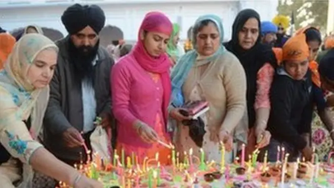 يشعل الهنود السيخ الشموع أثناء تجمعهم تعبيراً عن احترامهم بمناسبة "باندي شور ديفاز" في المعبد الذهبي في أمريتسار في 7 نوفمبر/تشرين الثاني الحالي، وهو نفس اليوم الذي يحتفل فيه الهندوس بعيد ديوالي.