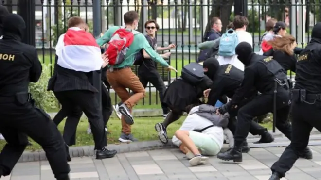 Студенты убегают от ОМОНа в Минске.