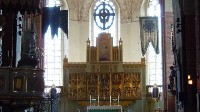 Pelaku mencuri perhiasan itu pada Selasa (31/07) siang saat katedral yang terletak di Strängnäs, di barat kota Stockholm, dibuka untuk umum.