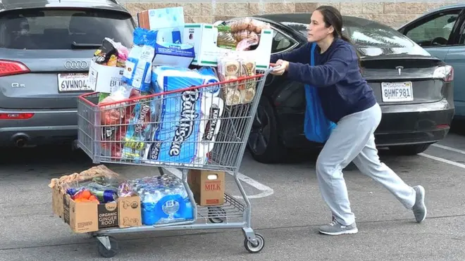 مغربی امریکہ میں جہاں لوگوں کو خود کو تنہائی میں رکھنے کے لیے کہا جا رہا ہے وہاں بھی لوگوں نے بنیادی ضرورت کی اشیا کا ذخیرہ کرنا شروع کر دیا ہے