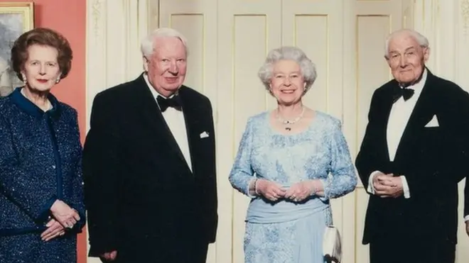 برطانوی وزرائے اعظم ملکہ کے ہمراہ (بائیں سے دائیں) ٹونی بلیئر، مارگریٹ تھیچر، ہیتھ، جیمز کیلگن اور جان میجر