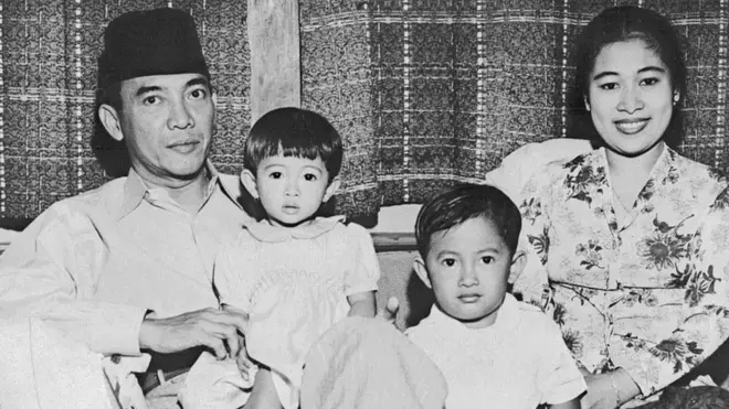 Presiden Sukarno, ibu negara Fatmawati, dan dua anaknya, yaitu Guntur dan Megawati.