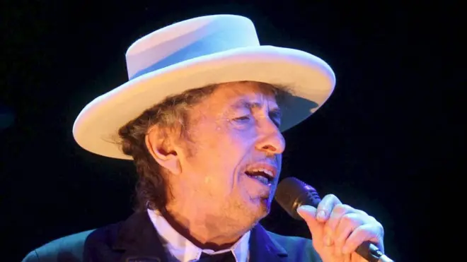 La Academia sueca sorprendió al entregar el premio Nobel de Literatura al cantante y compositor estadounidense Bob Dylan.