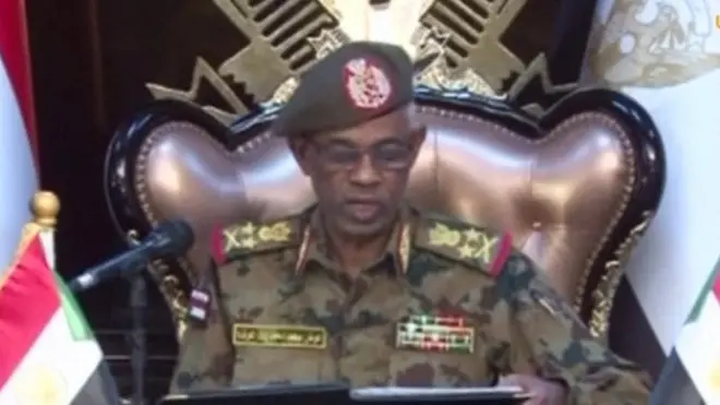 "ในฐานะรัฐมนตรีกลาโหม ผมขอประกาศโค่นล้มรัฐบาลและควบคุมตัวหัวหน้ารัฐบาลไว้ในที่ปลอดภัย" นายอิบิน อุฟ ระบุในแถลงการณ์