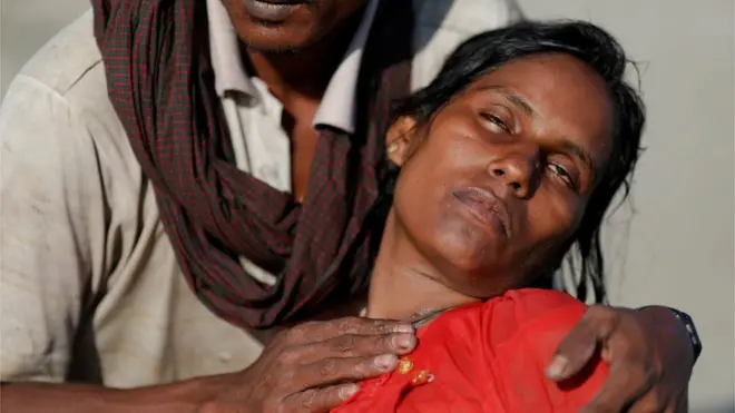 Arif Ullah mencoba menenangkan istrinya, Shakira, yang pingsan setelah tiba di Bangladesh dari Myanmar menggunakan perahu kayu, 1 Oktober 2017 lalu. Arif mengaku tentara Myanmar membakar rumahnya dan membunuh kerabatnya.