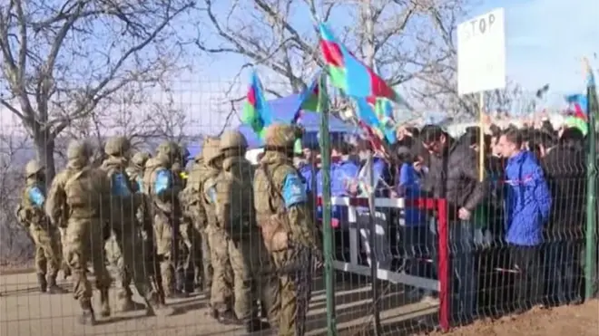 Etirazçılarla rus hərbçiləri