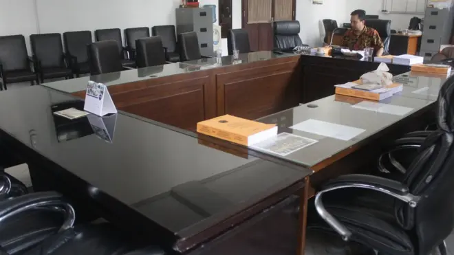 Anggota DPRD, Subur Triono duduk sendiri di ruang rapat Komisi A di gedung DPRD Kota Malang, Selasa (04/09) setelah KPK menetapkan 41 dari 45 anggota DPRD kota itu sebagai tersangka kasus dugaan suap.