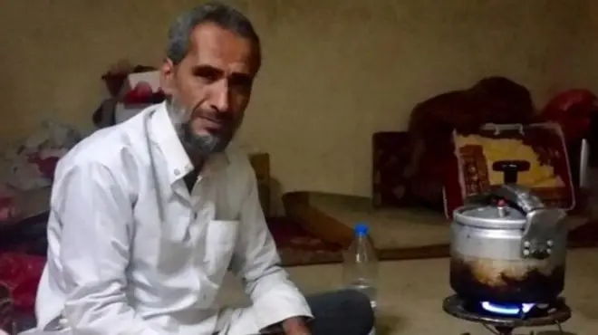 Abdullah al-Ibbi perdió tres generaciones de su familia en un ataque áereo ocurrido en 2015.