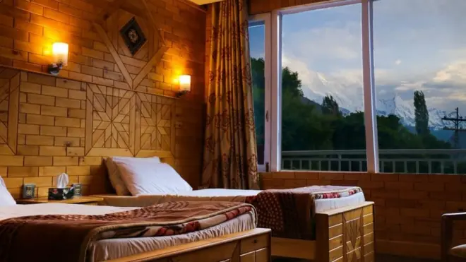 انعام کریم نے قرض لے کر ہوٹل کی صنعت میں سرمایہ کی تھی۔ ان کے ہوٹل کا ایک کمرہ