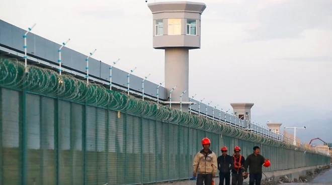 คนงานเดินอยู่ข้างค่าย