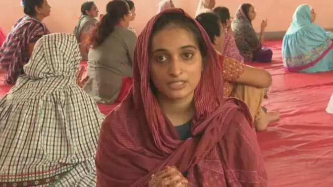 యోగా చేస్తోన్న ముస్లిం మహిళ