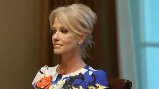 Ông Trump nói rằng ông sẽ không sa thải bà Kellyanne Conway, 52 tuổi, người quản lý chiến dịch Trump năm 2016