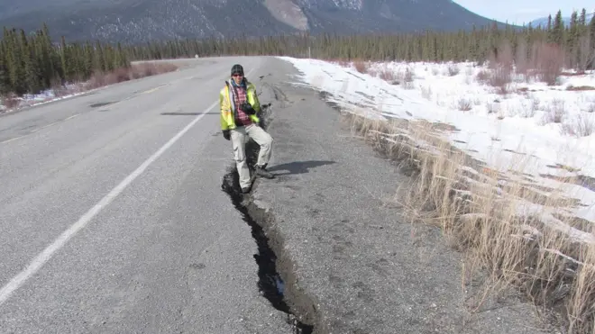 A crack in the road in Canada, observed by the researcher Guy Doré