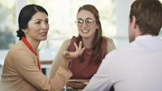 Peneliti menyebut perempuan saat ini berbicara dalam nada yang lebih rendah dibandingkan ibu dan nenek mereka.
