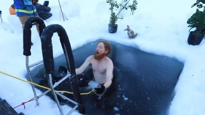 يغطسون في الجليد للاحتفال بأطول يوم السنة