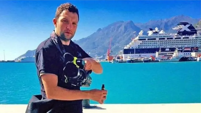 تفتیشی حکام کا کہنا ہے کہ اس الیکٹرانک سگریٹ کے پھٹنے سے اس شخص کے جسم کا 80 فیصد حصہ بھی جل گیا۔