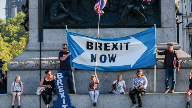 İngiltere'nin Avrupa Birliği'nden çıkmasını isteyenler, çıkış tarihinin ertelenme ihtimalini protesto ediyor