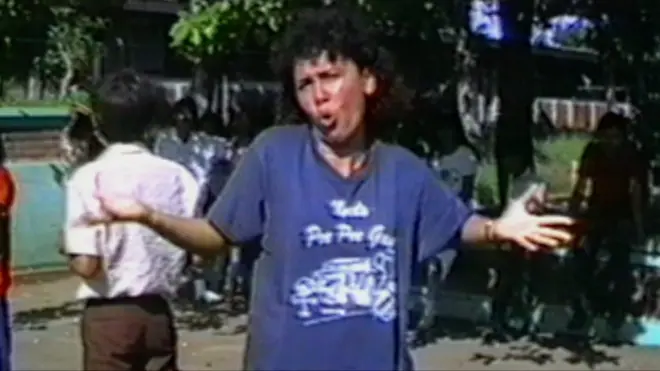 সাংকেতিক ভাষা ব্যবহার করছেন এক তরুণ