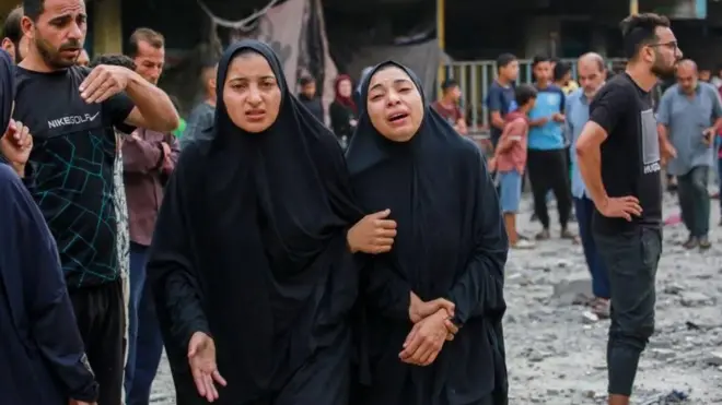 Lokalni novinari su rekli za BBC da je ratni avion ispalio dve rakete na učionice, na poslednjem spratu ustanove u urbanom izbegličkom kampu Nuseirat