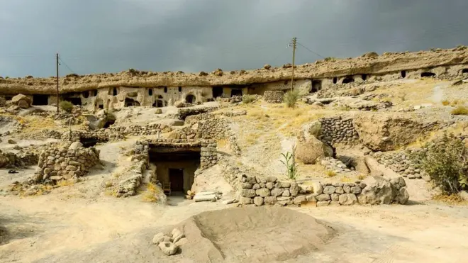 قرية ميمند الإيرانية التي يعيش سكانها في كهوف تحت الأرض