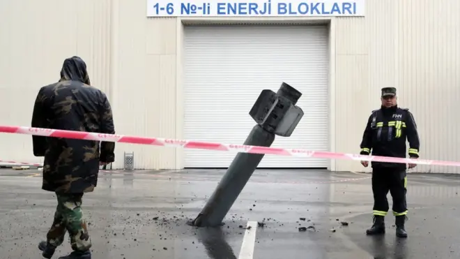 Sebuah rudal - yang tidak meledak - menghunjam di pelataran pusat stasiun tenaga air di sebuah kawasan di Azerbaijan, 5 Oktober 2020.