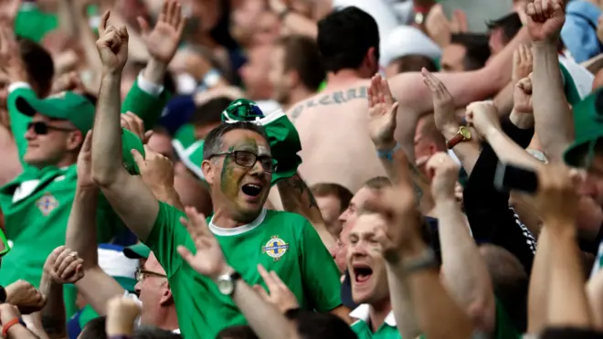 La afición de Irlanda del Norte disfruta su presencia en Francia al ritmo de su cántico Will Grigg´s on Fire.