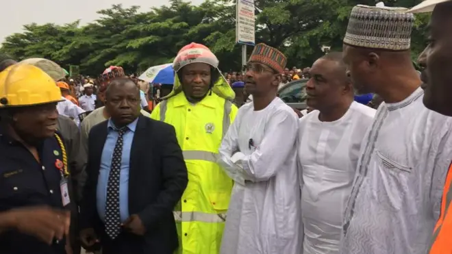 Oga for goment dey look damage for di building