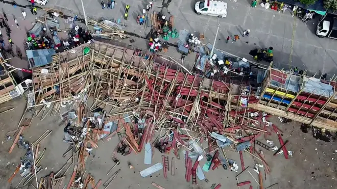 Tribuna de plaza de toros derrumbada en El Espinal, Tolima.