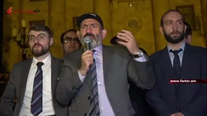 Nikol Paşinyan mitinqdə çıxış edir