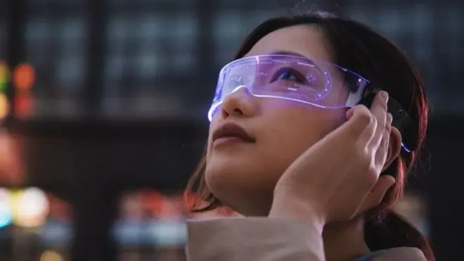 فتاة ترتدي نظارة رقمية
