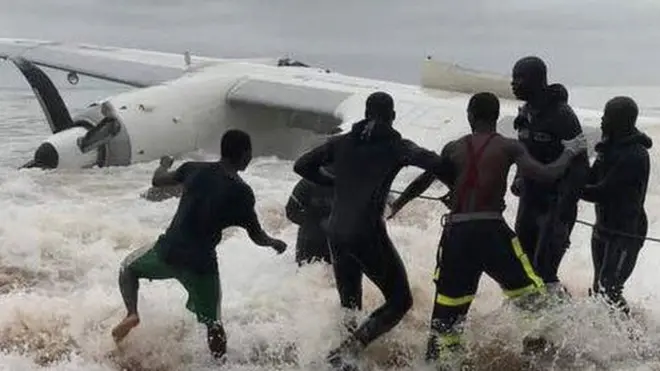 Спасатели вытащили на берег обломки самолета