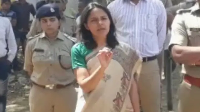 डीएम ने वीडियो में दिखाई दे रहे सभी लोगों के खिलाफ़ कार्रवाई के आदेश दिए