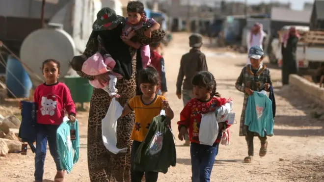 أطفال سوريون في إحدى المخيمات