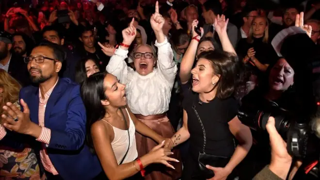 Sosyal Demokrat İşçi Partisi'nin merkezinde birinci parti olmanın sevinci vardı. Fakat partinin oyları bir önceki seçime göre azaldı