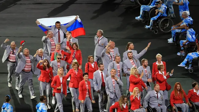 Белорусскому спортивному функционеру удалось пройти с российским флагом примерно четверть круга